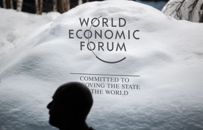 Se observa la silueta de un participante durante una sesión de la reunión del Foro Económico Mundial (FEM) en Davos el 17 de enero de 2024. (Fabrice COFFRINI / AFP) (Foto de FABRICE COFFRINI/AFP vía Getty Images)