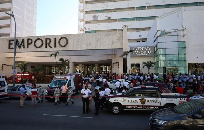 Huéspedes y trabajadores de un hotel son evacuados por personal de seguridad debido a un leve incendio el 3 de enero del 2024, en Acapulco, Guerrero, México. (EFE/ Sergio Robles)