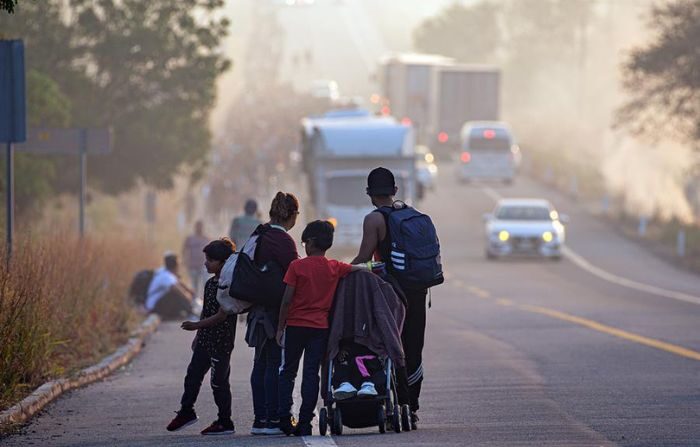 Migrantes caminan durante una caravana que se dirige a la frontera con Estados Unidos, en el municipio de Arriaga, México. (EFE/ Carlos López)