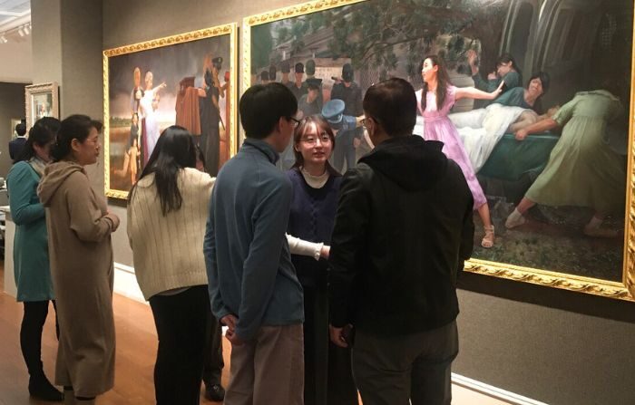 Visitantes aprecian las obras pictóricas finalistas de la 6ª Competencia Internacional de arte figurativo de New Tang Dinasty (NTD) que se exhiben en el Club Salmagundi en Nueva York. (Staff de Epoch Times) 