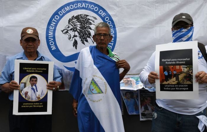 Ciudadanos nicaragüenses realizan una manifestación frente a la Embajada de Nicaragua en Costa Rica para protestar contra el gobierno nicaragüense y la detención del obispo nicaragüense y crítico del régimen Rolando Álvarez, en San José, el 19 de agosto de 2022. (OSCAR NAVARRETE/AFP via Getty Images)