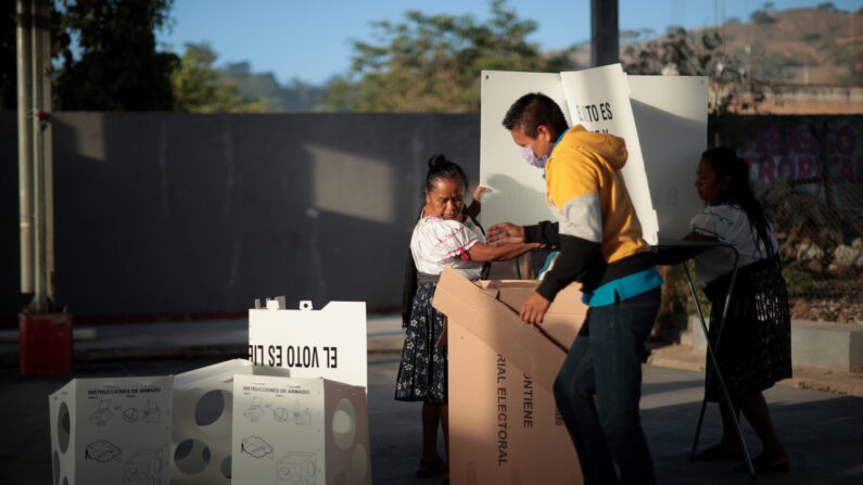 Personal electoral prepara una casilla el 06 de junio de 2021 en Atzacoaloya, México. (Hector Vivas/Getty Images)