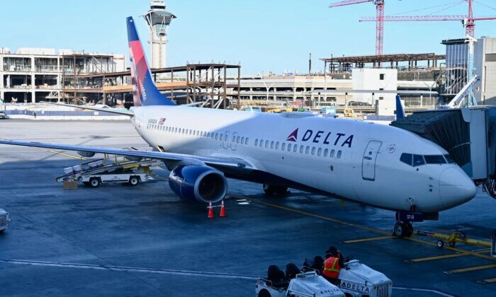 Un Boeing 737 Max de Delta Airlines en el Aeropuerto Internacional de Los Ángeles, el 19 de junio de 2022. (Daniel Slim/AFP vía Getty Images)
