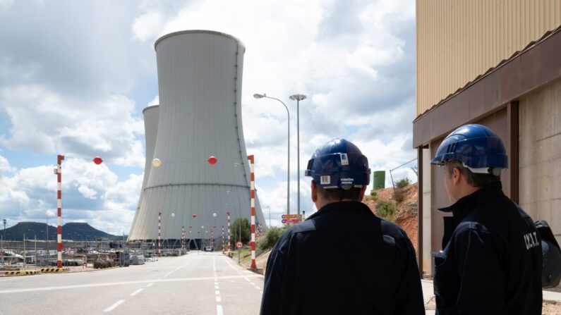 Trabajadores frente a las torres de refrigeracion de la Central Nuclear de Trillo. Foto: Foro Nuclear