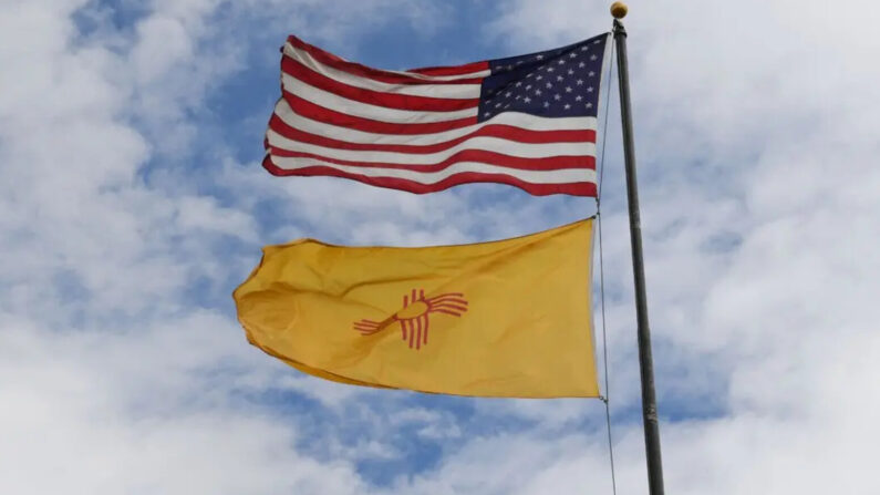 Las banderas de Estados Unidos y Nuevo México ondean antes de las próximas elecciones de mitad de período en Albuquerque, Nuevo México, el 1 de octubre de 2018. (Mark Ralston/AFP vía Getty Images)
