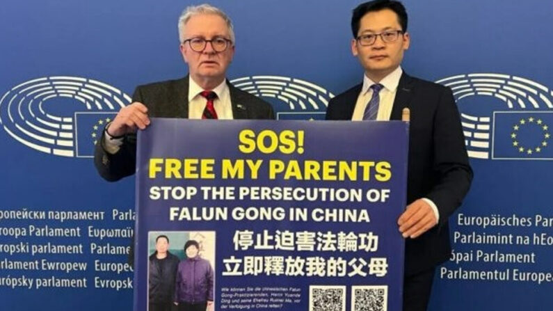 Michael Gahler, miembro del Parlamento Europeo y de la Unión Demócrata Cristiana, posa para una fotografía con Ding Lebin, hijo de un practicante de Falun Gong encarcelado en China, después de la aprobación por parte de la UE de una resolución que condena la persecución a Falun Gong en China, el 18 de enero de 2024. (Cortesía de Ding Lebin)