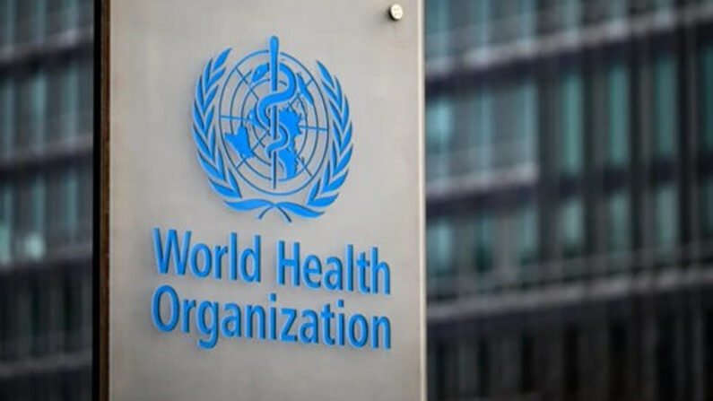 Un cartel de la Organización Mundial de la Salud (OMS) en su sede de Ginebra, Suiza, el 7 de diciembre de 2021. (Fabrice Coffrini/AFP vía Getty Images)
