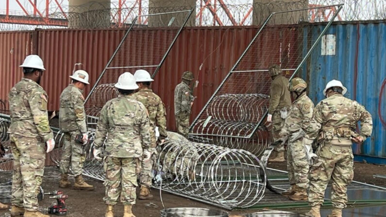 Miembros de la Guardia Nacional de Texas se preparan para instalar barreras en Shelby Park, en la frontera entre Estados Unidos y México, en Eagle Pass, Texas, el 23 de enero de 2024. (Charlotte Cuthbertson/The Epoch Times)
