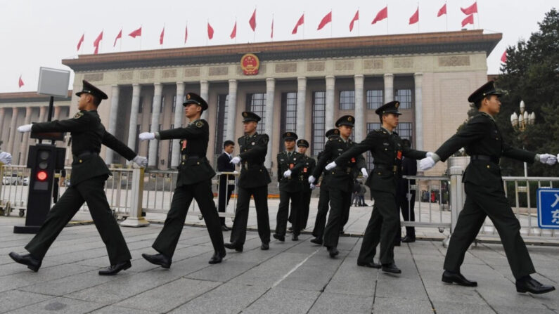 Soldados chinos marchan frente al Gran Salón del Pueblo en Beijing, antes de la presentación del Comité Permanente del Politburó del Partido Comunista de China, el máximo órgano de toma de decisiones del país, el 25 de octubre de 2017. (GREG BAKER/AFP vía Getty Images)
