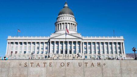 Vetan entrada de hombres a baños de mujeres y promoción a DEI tras aprobación de leyes en Utah