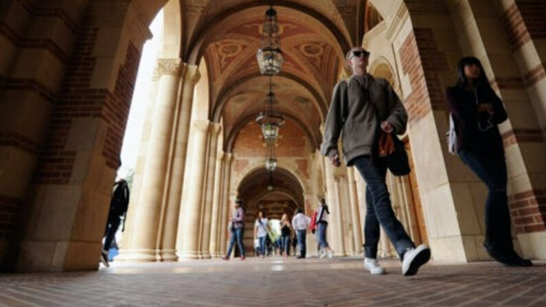 Estudiantes caminan cerca de Royce Hall en el campus de la UCLA, en Los Ángeles, el 23 de abril de 2012. (Kevork Djansezian/Getty Images)