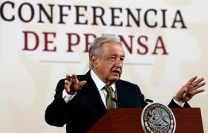 El presidente de México, Andrés Manuel López Obrador, habla durante su conferencia de prensa, en el Palacio Nacional de la Ciudad de México, México, el 15 de enero de 2023. (EFE/ José Méndez)