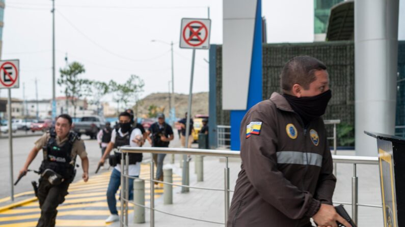 Agentes de la Policía Nacional de Ecuador han ingresado en las instalaciones del canal TC Televisión horas después de ser asaltado por un grupo de hombres fuertemente armados que interrumpieron la programación en vivo, amenazando con fusiles, granadas y explosivos a los empleados, y ha detenido al menos a trece personas.
EFE/Mauricio Torres