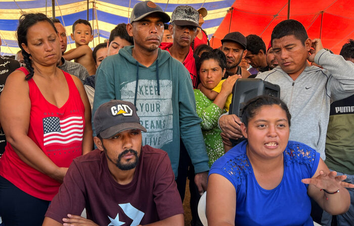 Rosa Vásquez (d), migrante de origen salvadoreño habla con los medios de comunicación en un campamento improvisado el 10 de enero de 2024, en el municipio de San Pedro Tapanatepec en Oaxaca. La caravana migrante 'Éxodo de la pobreza', que se reagrupó hace tres días luego de que el Gobierno mexicano la disolviera hace una semana, tras partir desde Chiapas como la más numerosa a finales de 2023, decidió quedarse en el municipio de Tapanatepec, estado de Oaxaca, sur de México, a la espera de ayuda del gobierno. (EFE/Jesús Méndez)