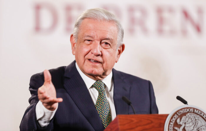 El presidente Andrés Manuel López Obrador, reacciona durante su conferencia de prensa matutina hoy, en el Palacio Nacional en Ciudad de México (México). (EFE/ Isaac Esquivel)

