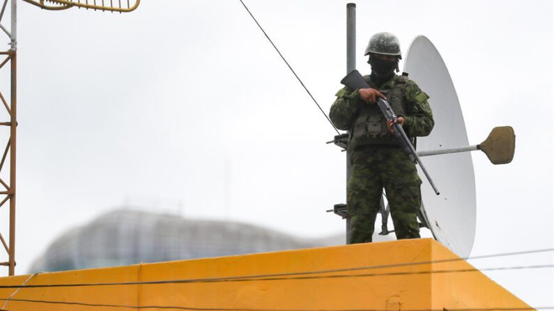 Un francotirador fue registrado el 10 de enero de 2024, al custodiar una zona dónde el presidente de Ecuador, Daniel Noboa, dio declaraciones a la prensa sobre la reciente ola de violencia en el país, en Quito (Ecuador). EFE/José Jácome