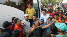 Caravana de miles de migrantes para y se entrega a las autoridades en Chiapas