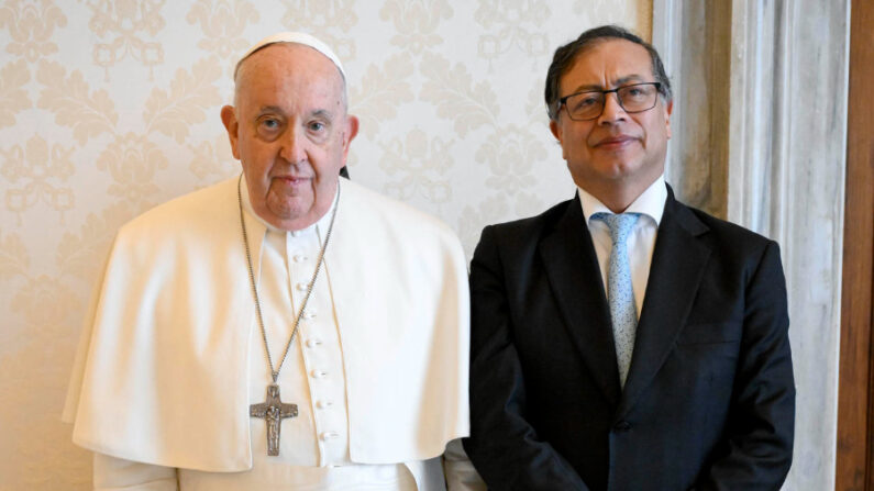 El papa Francisco posa junto al presidente colombiano, Gustavo Petro, durante el encuentro mantenido este viernes, 19 de enero de 2024, en el Vaticano. EFE/ Simone Risoluti/Oficina de Prensa de la Santa Sede