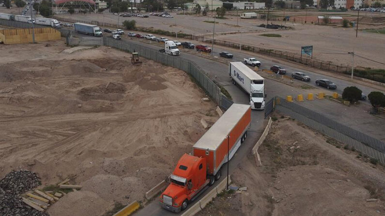 Fotografía de archivo tomada con un dron que muestra vehículos en fila para cruzar las aduanas en la frontera de EE.UU. en El Puente Internacional Cordova de las Américas, en Ciudad Juárez (México). EFE/ Luis Torres