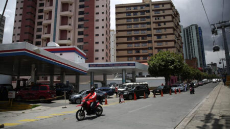 Escasez de gasolina afecta a las principales ciudades de Bolivia debido a bloqueo de rutas