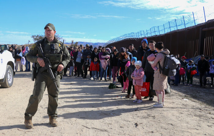 Fotografía de archivo fechada el 29 de noviembre de 2023 que muestra a un agente de la Patrulla Fronteriza mientras vigila a un grupo de migrantes en el puesto fronterizo de Jacumba, a unas 75 millas (120 kilómetros) al este de San Diego, California, EE.UU.. (EFE/ Manuel Ocaño)