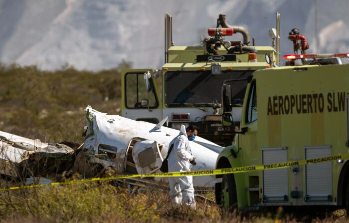 Personal forense y de rescate labora en la zona donde se estrelló una avioneta el viernes 5 de enero de 2024, en el municipio de Ramos Arizpe, Coahula. (EFE/ Miguel Sierra)