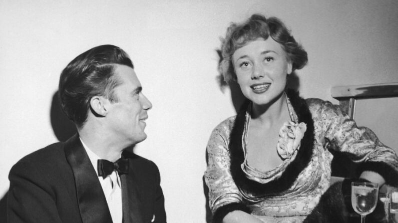 Los actores británicos Dirk Bogarde (1921 - 1999) y Glynis Johns, en la reapertura del club nocturno Cafe de Paris, Londres, 28 de octubre de 1948. (George Konig/Keystone Features/FPG/Hulton Archive/Getty Images)