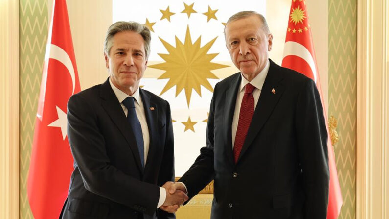 El secretario de Estado de EE.UU., Antony Blinken (i), y el presidente turco, Recep Tayyip Erdogan (d). EFE/EPA/Tukish President Press Office 