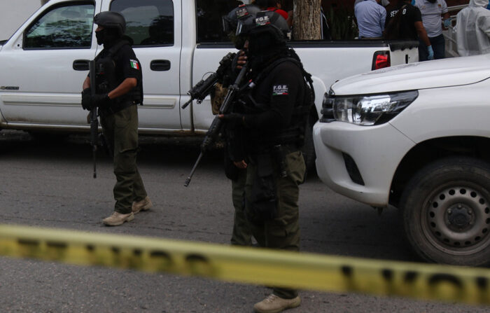 Fotografía de archivo donde aparecen varios agentes de la Fiscalía General del Estado (FGE) en Chilpancingo. (EFE/José Luis de la Cruz)
