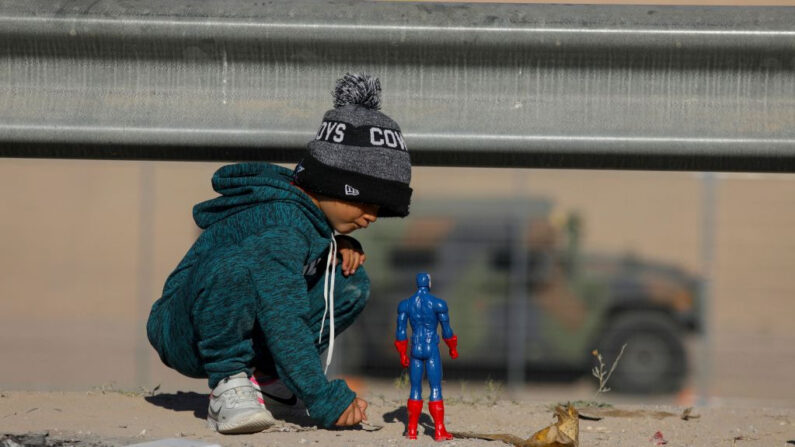 Un niño juega con una figura de acción del Capitán América en Ciudad Juárez, estado de Chihuahua, México, el 27 de diciembre de 2022. (Herika Martinez/AFP vía Getty Images)