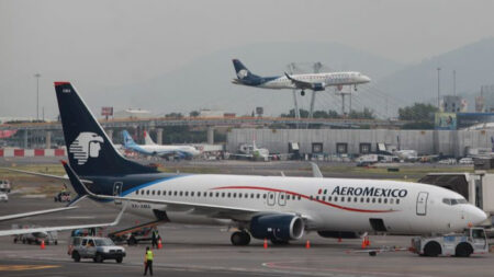 Aeropuerto de Ciudad de México reduce sus vuelos por orden de López Obrador