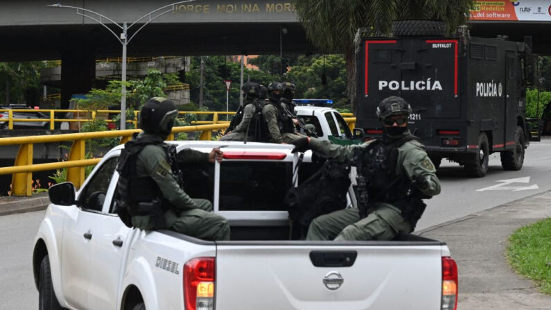 Agentes de policía en un convoy escoltan a al menos uno de los cinco sospechosos de un asesinato al aeropuerto de Medellín, Colombia, el 3 de junio de 2022. (Joaquin Sarmiento/AFP vía Getty Images)