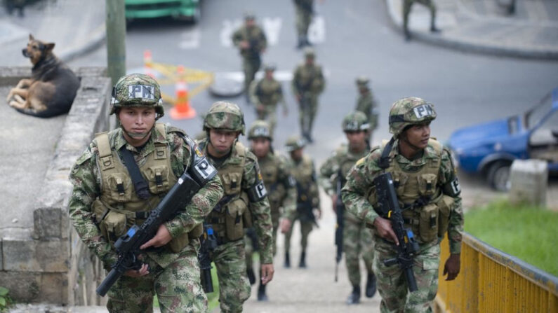 Soldados colombianos patrullan la Comuna 8, uno de los barrios marginales con mayores índices de violencia urbana y desplazamiento debido a las disputas entre bandas por el control del territorio, en Medellín, departamento de Antioquia, Colombia, el 1 de febrero de 2013. (Raul Arboleda/AFP vía Getty Images)
