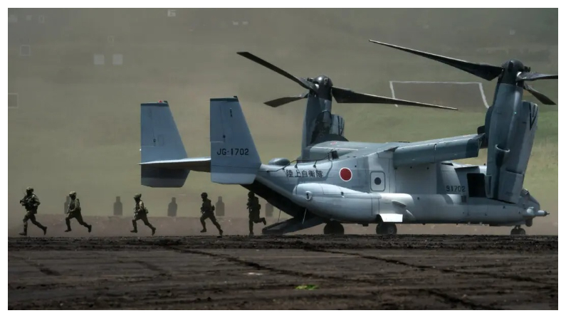 Miembros de la Fuerza de Autodefensa Terrestre de Japón (JGSDF) desembarcan de un avión V-22 Osprey durante un ejercicio con fuego real en el Área de Maniobras de Fuji Oriental el 28 de mayo del 2022 en Gotemba, Shizuoka, Japón, el 28 de mayo del 2022. El simulacro anual de fuego real tuvo lugar mientras el primer ministro japonés, Fumio Kishida, se comprometía a aumentar el gasto en defensa tras una cumbre con el presidente de Estados Unidos, Joe Biden, y otros líderes de la "Cuadrilateral" en ese momento. (Tomohiro Ohsumi/Getty Images)