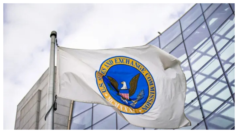 Una bandera frente a la sede de la Comisión de Bolsa y Valores de Estados Unidos en Washington, D.C., el 23 de febrero del 2022. (Al Drago/Bloomberg vía Getty Images)