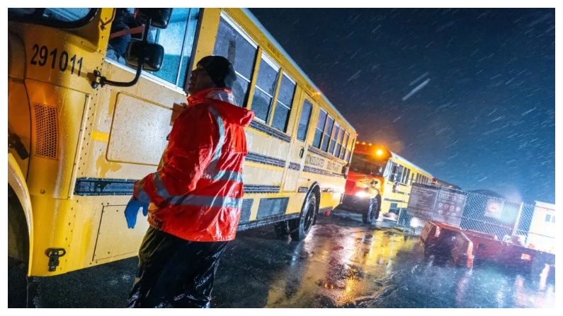 Cerca de 2000 inmigrantes ilegales son evacuados en autobuses escolares desde las tiendas de campaña en Floyd Bennett Field a un instituto local en preparación para una tormenta con vientos estimados de más de 70 mph. en el barrio de Brooklyn de la ciudad de Nueva York, el 9 de enero del 2024. (Spencer Platt/Getty Images)