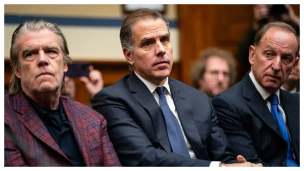 Hunter Biden, hijo del presidente Joe Biden, acompañado por Kevin Morris, a la izquierda, y Abbe Lowell, a la derecha, asisten a una reunión del Comité de Supervisión de la Cámara de Representantes el 10 de enero del 2024 en Washington. (Kent Nishimura/Getty Images)