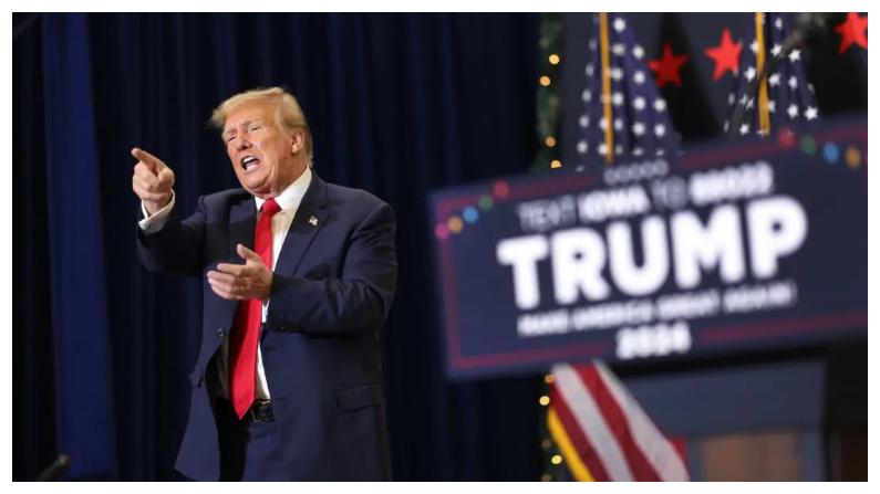 El candidato presidencial republicano y expresidente de EE.UU. Donald Trump gesticula mientras concluye un acto de campaña en Waterloo, Iowa, el 19 de diciembre del 2023. (Scott Olson/Getty Images)