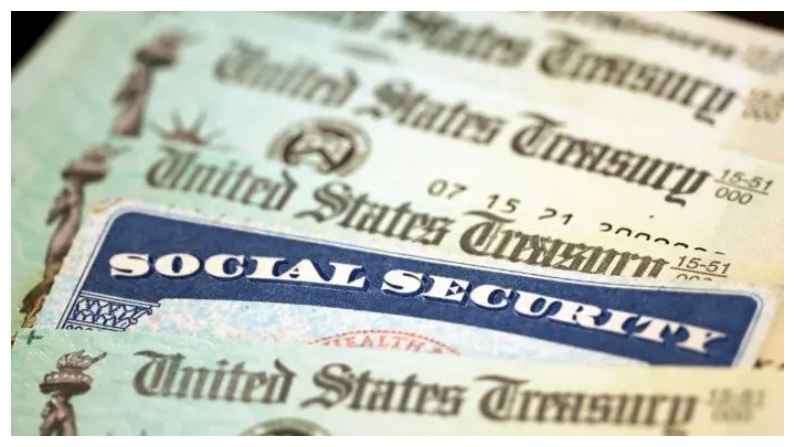 Una tarjeta de la Seguridad Social junto a cheques del Tesoro de EE.UU. en Washington el 14 de octubre del 2021. (Kevin Dietsch/Getty Images)