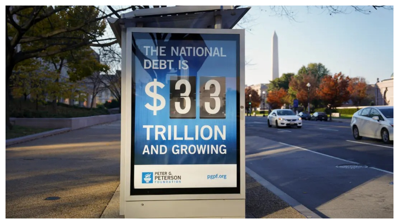 El reloj de la deuda nacional en Washington el 13 de noviembre del 2023. (Madalina Vasiliu /The Epoch Times)