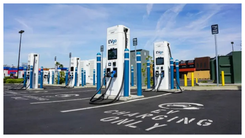 Una estación EV Go para cargar vehículos eléctricos en Irvine, California, el 25 de marzo del 2022. (John Fredricks/The Epoch Times)