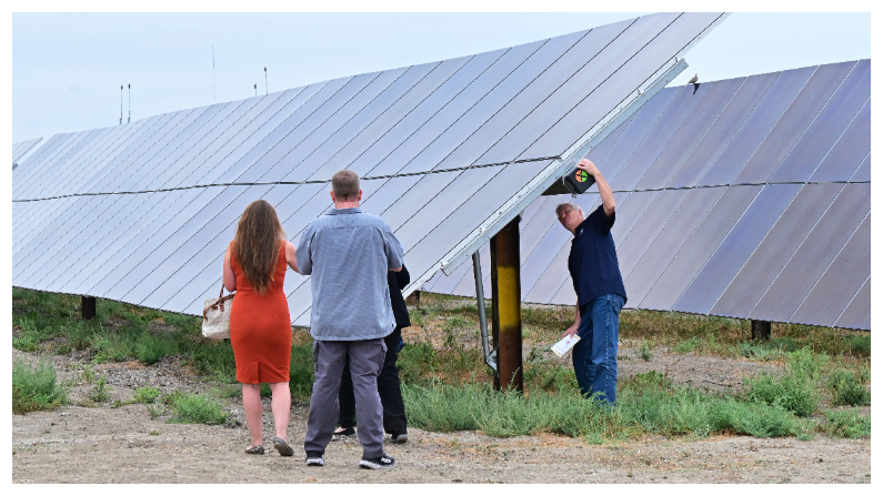 Un grupo de personas observa los paneles solares tras la ceremonia de inauguración de un proyecto de resiliencia energética en la Base de Entrenamiento de las Fuerzas Conjuntas (JFTB) en Los Alamitos, California, el 11 de agosto del 2023. (Foto de FREDERIC J. BROWN/AFP vía Getty Images)