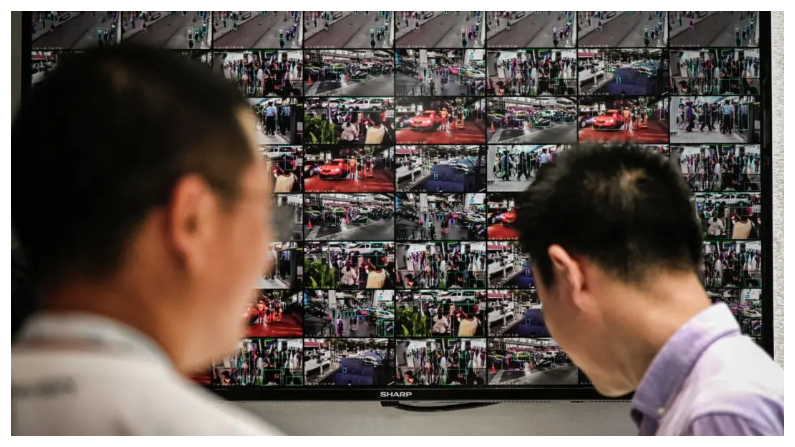 Varias personas aparecen en las pantallas de las cámaras de seguridad de circuito cerrado de televisión durante la Conferencia Mundial sobre Inteligencia Artificial en Shanghái, China, el 6 de julio del 2023. (Wang Zhao/AFP vía Getty Images)