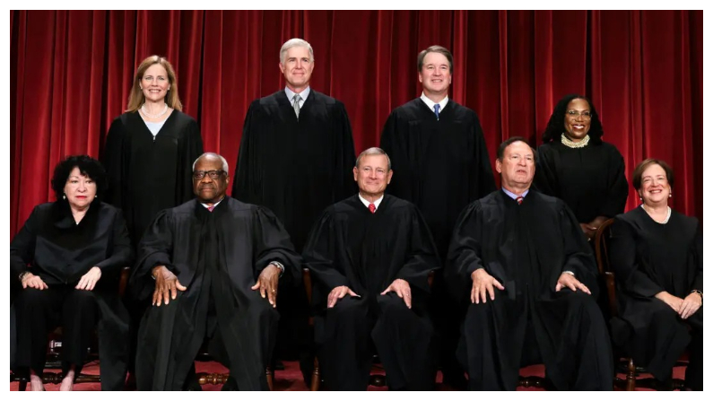 Jueces de la Corte Suprema de Estados Unidos posan para su retrato oficial en la Corte Suprema en Washington el 7 de octubre del 2022. (Alex Wong/Getty Images)