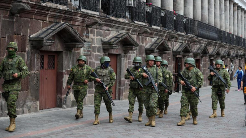 Soldados ecuatorianos patrullan por una calle este 9 de enero de 2023, en Quito, Ecuador. (EFE/José Jácome)
