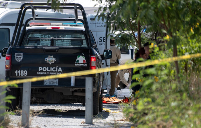 Peritos forenses de la fiscalía de el estado de Nuevo León trabajan en la zona donde hubo un tiroteo en el estado de Nuevo León, México. Imagen de archivo. (EFE/Miguel Sierra)
