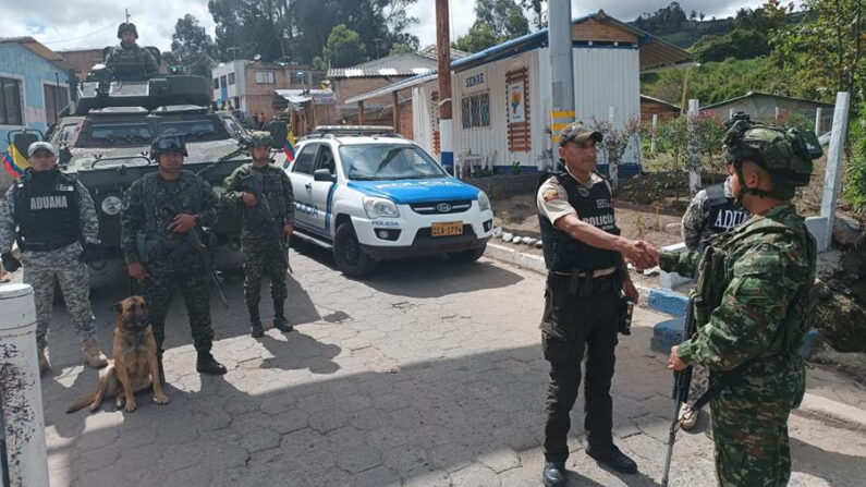 Fotografía cedida el 10 de enero de 2024 por el Ejército Nacional de Colombia que muestra a soldados y policías colombianos mientras realizan labores en cooperación con sus pares ecuatorianos, en un paso fronterizo en el departamento de Nariño (Colombia). EFE/ Ejército Nacional de Colombia