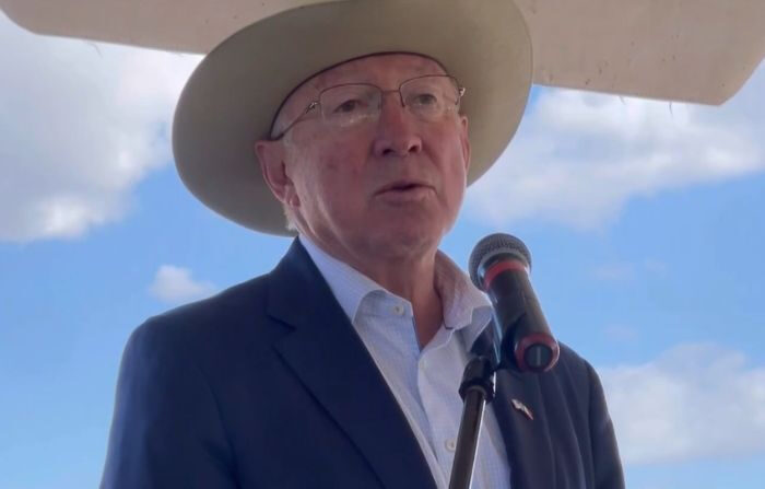 El embajador de Estados Unidos en México, Ken Salazar, visitó este jueves  11 de enero la ciudad fronteriza de Tijuana . Captura de pantalla. (EFE/ Israel Martínez)