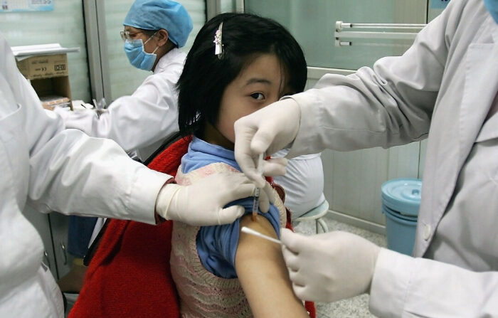 Una niña es vacunada contra la meningitis bacteriana en Beijing el 3 de febrero de 2005. (Guang Niu/Getty Images)