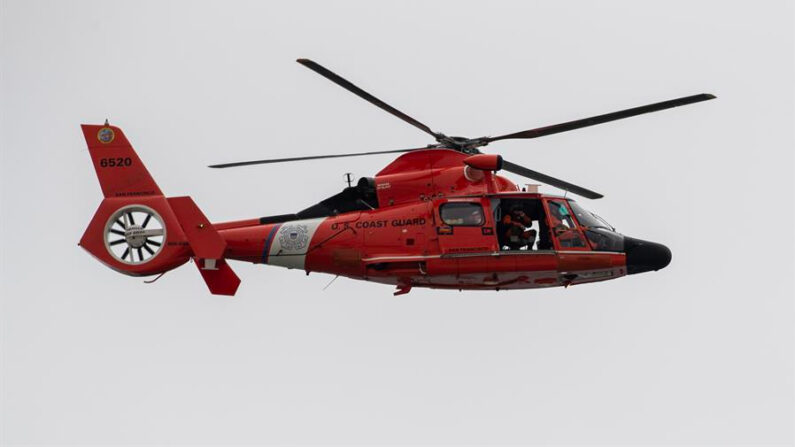 Los vigilantes de la Guardia Costera desviaron el lanzamiento de un helicóptero MH-60T Jayhawk de la Guardia Costera de la Estación Aérea de Borinquen y una embarcación especial para el cumplimiento de la ley para buscar. Fotografía de archivoEFE/EPA/Etienne Laurent